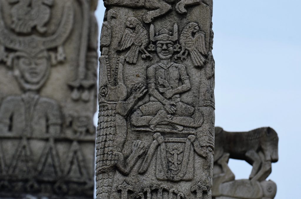 explore-sumba-stone-carving